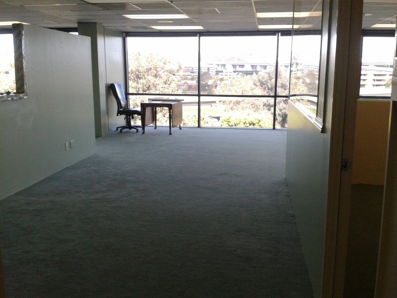 ONE OF A KIND, 2nd FLOOR, ALL WINDOWS AND WONDERFUL VIEW OF THE VALLEY